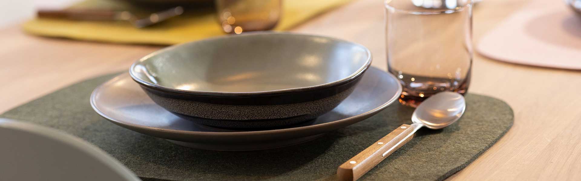 Gedeckter Tisch mit disana Filz-Tischset in Oliv, Keramikgeschirr und Besteck mit Holzgriff - Wollfilz aus Bio-Merinowolle