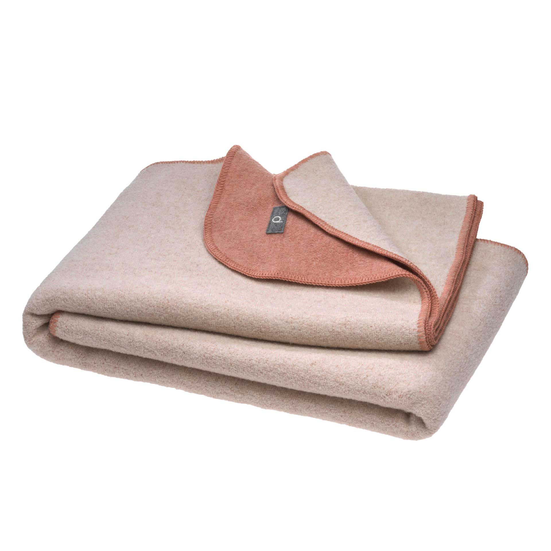 disana Doubleface-Decke, Rosé-Natur, Wollwalk: Bio-Merinowolle. LOGO: weißes „d“ auf grauen Filz-Patch gestickt
